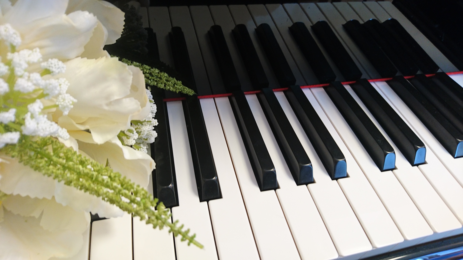 花とピアノの鍵盤