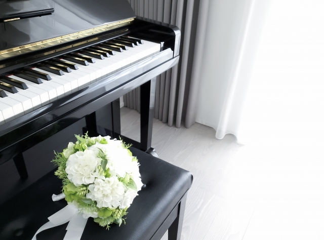 ピアノと花