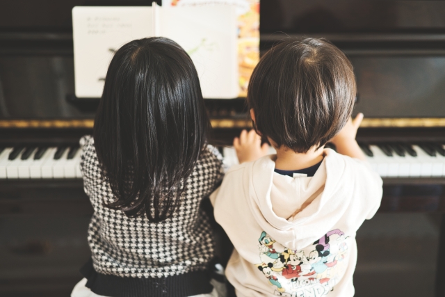 ピアノを弾く幼児