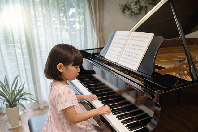 ピアノを弾く女の子